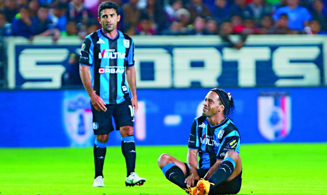 Ronaldinho generó polémica al abandonar el estadio, luego de que Víctor Manuel Vucetich decidiera sacarlo del encuentro ante Pachuca (IMAGO7)