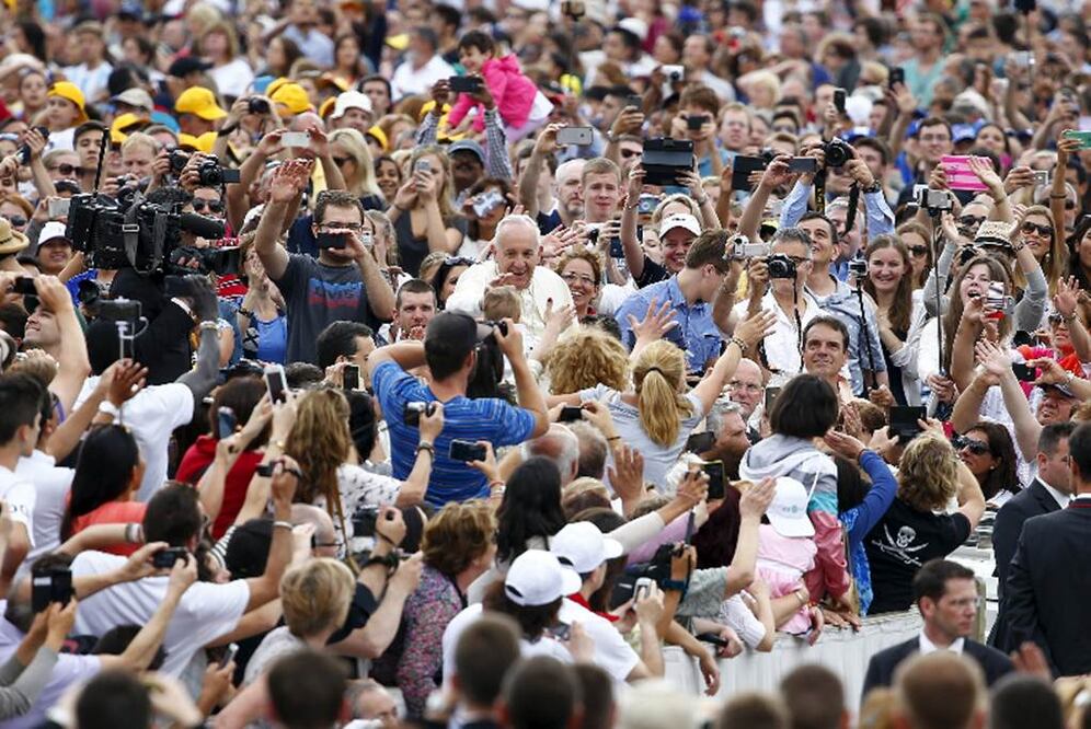 El papa Francisco saluda a la multitud a su arribo a la Plaza de San Pedro, para la audiencia semanal de los miércoles Foto: Reuters