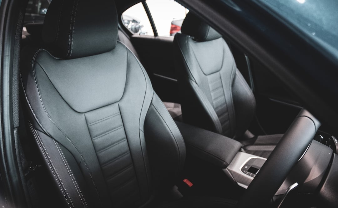 Las manchas dentro del auto son frecuentes y molestas, pero quitarlas no es tan difícil. Imagen: Unsplash