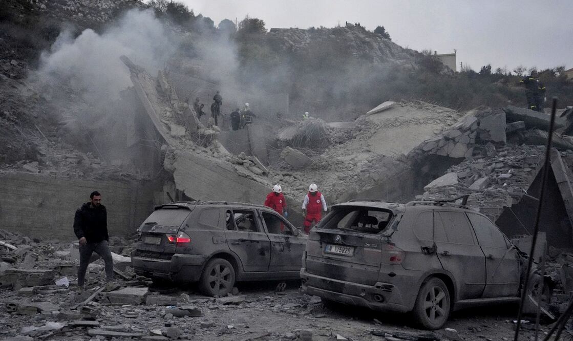 Voluntarios de la Cruz Roja Libanesa y otros rescatistas buscan víctimas en una casa alcanzada por un ataque aéreo israelí en la aldea de Baalchmay, al este de Beirut, Líbano: Foto AP