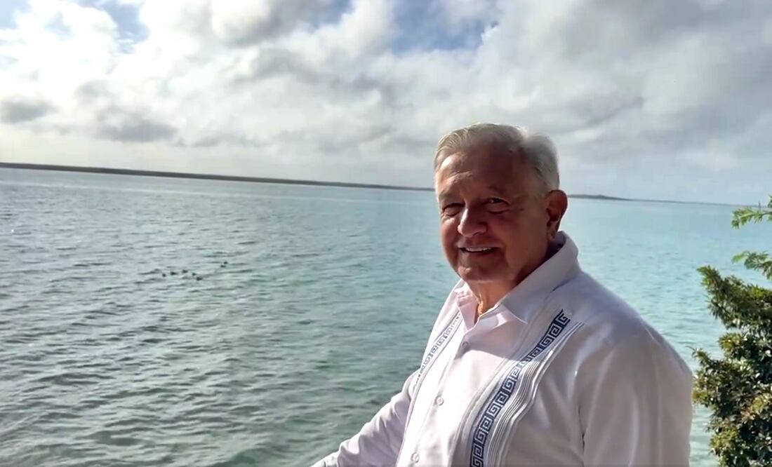 En su segundo día de gira por el sureste, el presidente Andrés Manuel López Obrador presumió que pernoctó en Bacalar, Quintana Roo, donde se construirá una estación del Tren Maya. Foto: especial