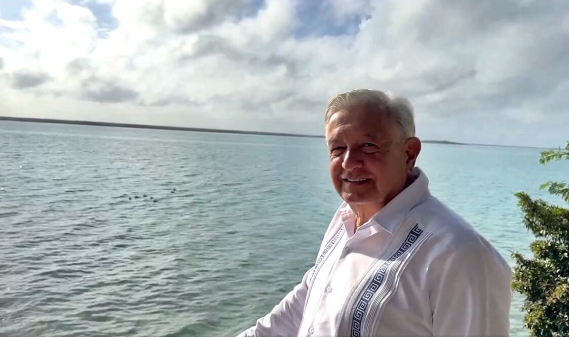 En su segundo día de gira por el sureste, el presidente Andrés Manuel López Obrador presumió que pernoctó en Bacalar, Quintana Roo, donde se construirá una estación del Tren Maya. Foto: especial