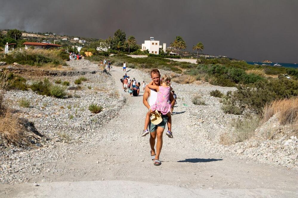 Grecia: las impactantes imágenes de los incendios en la isla de Rodas que obligaron a evacuar a miles de turistas