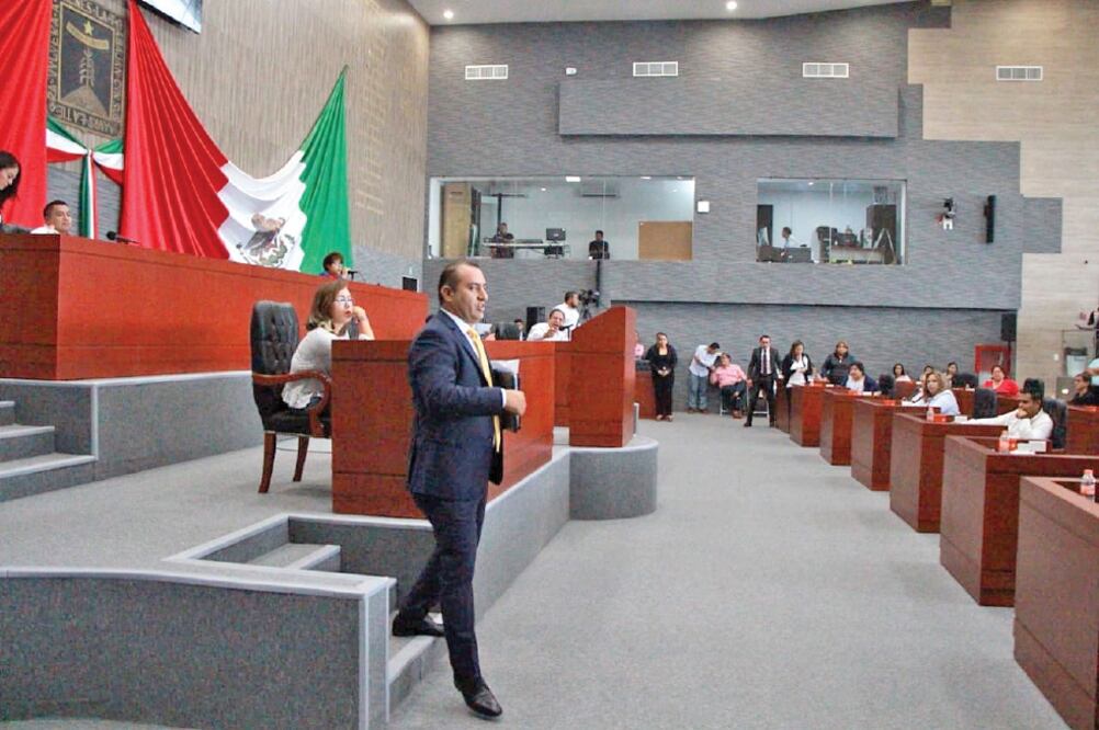 El secretario de Gobierno, Ángel Colín, no atinó a responder sobre los 30 millones de pesos que se le asignaron a la Comisión Ejecutiva de Atención a Víctimas, entre otras preguntas de los diputados, y abandonó el recinto legislativo. (ESPECIAL)