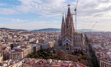 A un siglo de la muerte de Antoni Gaudí, llega a las alturas su obra magistral