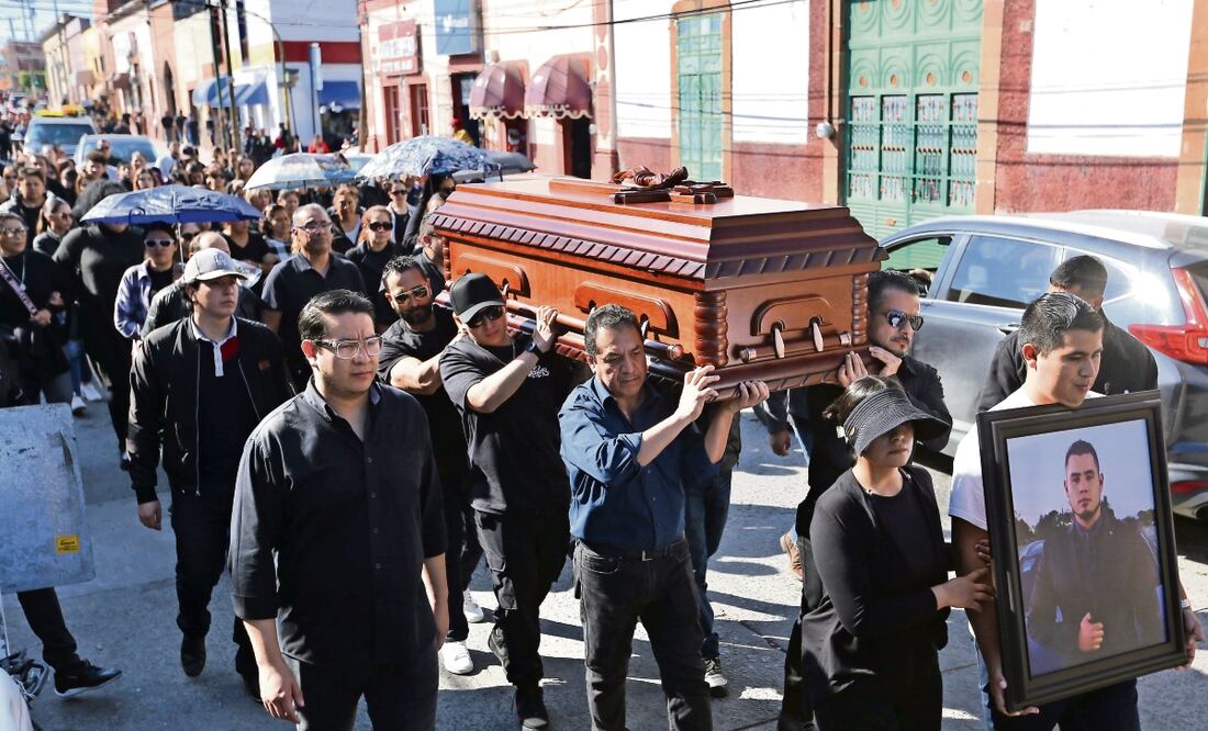 Salvatierra: entre el duelo, los habitantes exigen justicia por el asesinato de los 12 jóvenes en una posada