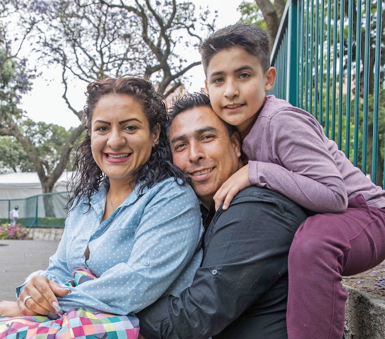 “Somos felices, aunque nos falta un mejor gobierno, que haya menos corrupción y que las autoridades ayuden. La felicidad depende de cada persona” AZUCENA E IVÁN, Esposos. FOTO: Archivo. EL UNIVERSAL