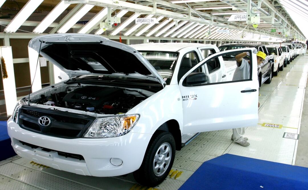 Toyota staff assemble a pick-up truck at a factory - Photo: File photo/REUTERS