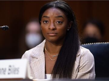 Simone Biles y gimnastas víctimas de Larry Nassar demandan al FBI; piden 1000 MDD
