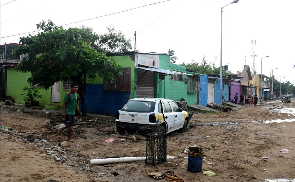 En la calle Tulipán, de la colonia Parque Ecológico, vive el señor Simón Vargas Aguilar, quien perdió parte de su patrimonio cuando la planta baja de su casa, que habita con su hermana Roselia, resultó con una anegación de más de un metro de altura. Foto: AFP