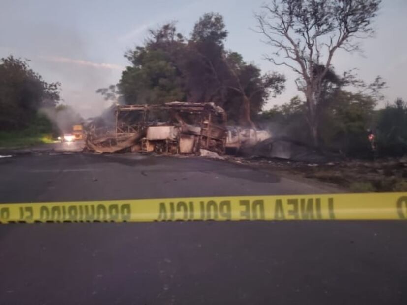 Suman 18 calcinados tras choque de autobús contra pipa de combustible en carretera Cd. Victoria-Monterrey