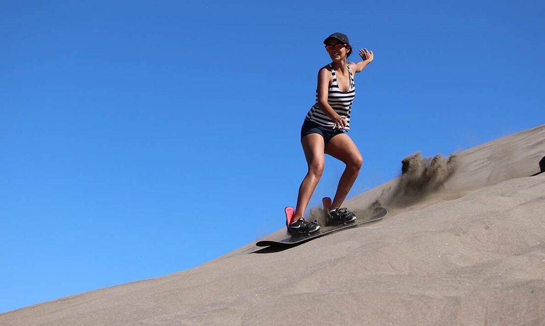Vive una experiencia única deslizándote en la pendiente de una montaña de arena. (Foto: Cortesía Baja Desconocida)