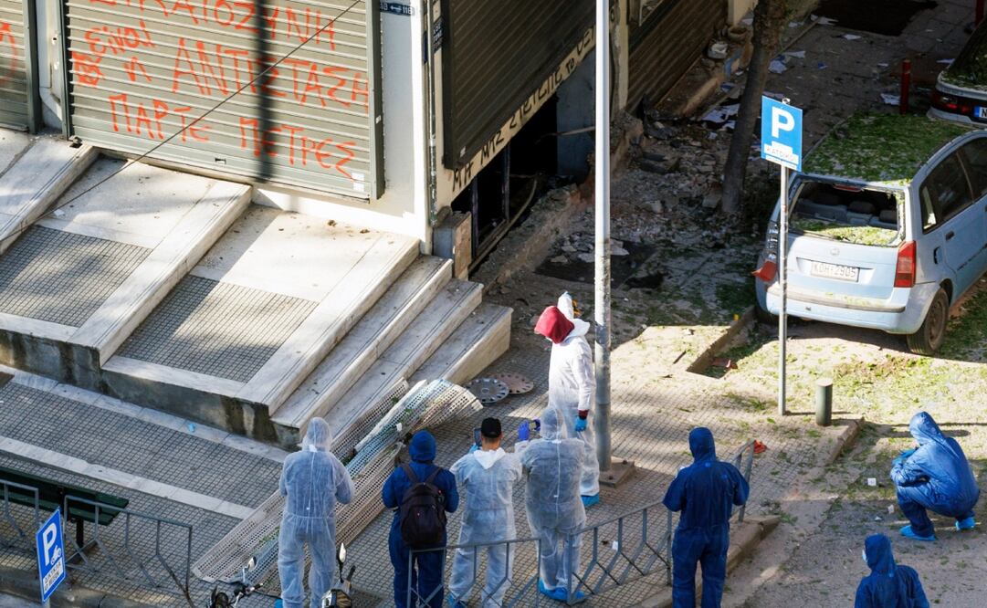 Expertos forenses examinan la zona donde explotó una bomba frente a una sucursal bancaria en Tesalónica, Grecia, el 3 de mayo de 2025. Una mujer murió en el lugar después de que explotara una bomba que portaba, según la policía local. Foto: EFE