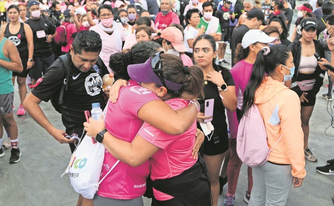 Participantes del Tercer Trote en Contra el Cáncer de Mama se dan un abrazo fraterno. Foto: Carlos Mejía. El Universal