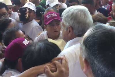 Así es la llegada de AMLO al aeropuerto de La Paz
