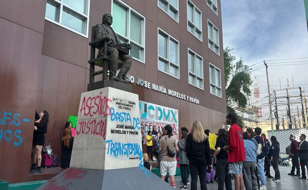 Trabajadoras sexuales Trans vandalizan el Poder Judicial; protestan por intento de feminicidio. Foto: Esepcial