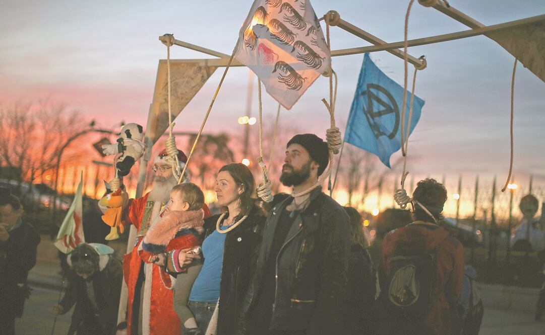 Activistas protestan contra el cambio climático, afuera de la COP25 en Madrid. La cumbre debía haber acabado el pasado viernes. Foto: MANU FERNÁNDEZ. AP