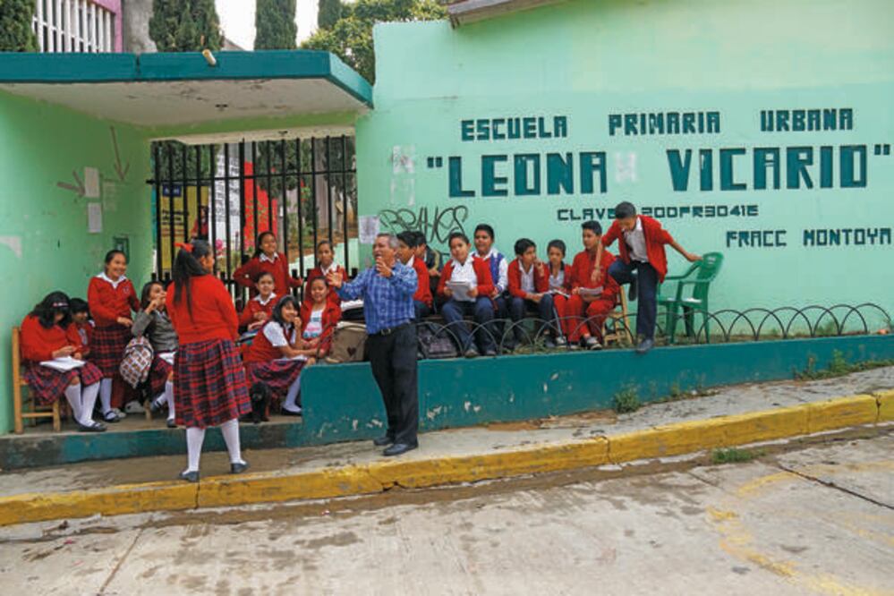 El profesor Octavio Estrada Martínez asegura que dará clases durante los días a los que han llamado a paro, debido a que sus alumnos del sexto grado del grupo B están por pasar a secundaria y no pueden perder más clases (EDWIN HERNANDEZ. EL UNIVERSAL)
