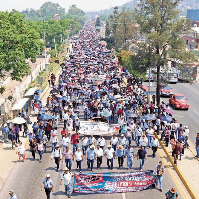 En la ciudad de Oaxaca un contingente magisterial de la CNTE se movilizó para exigir que sus demandas sean atendidas. EDWIN HERNÁNDEZ. EL UNIVERSAL