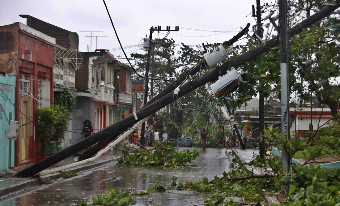 Imagen de una calle afectada por el paso del huracán Melissa, en Santiago de Cuba (Cuba), el 29 de octubre de 2025. El meteoro se aleja de la isla convertido en un huracán de categoría 2, con vientos máximos sostenidos de hasta 160 kilómetros por hora, y comienza a dirigirse hacia las Bahamas. Foto: EFE