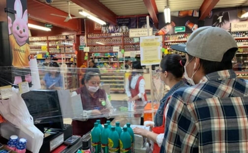Para evitar contagios de Covid-19, envuelven en plástico área de cajas en tienda de Toluca