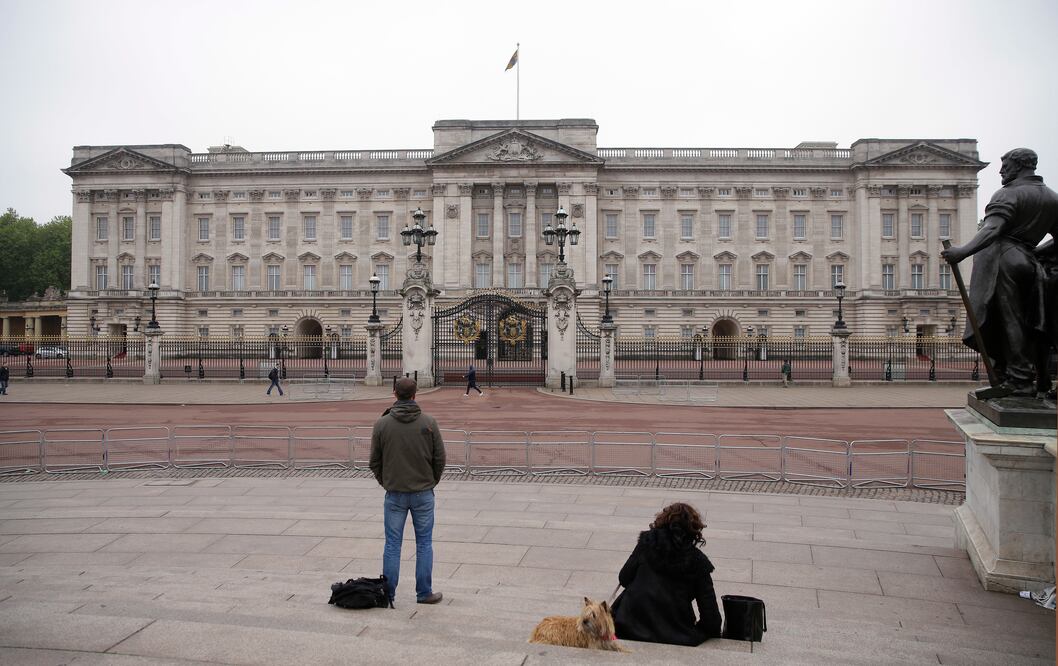 Personas apostadas frente al palacio de Buckingham tras el anuncio de una reunión de urgencia. (AP)