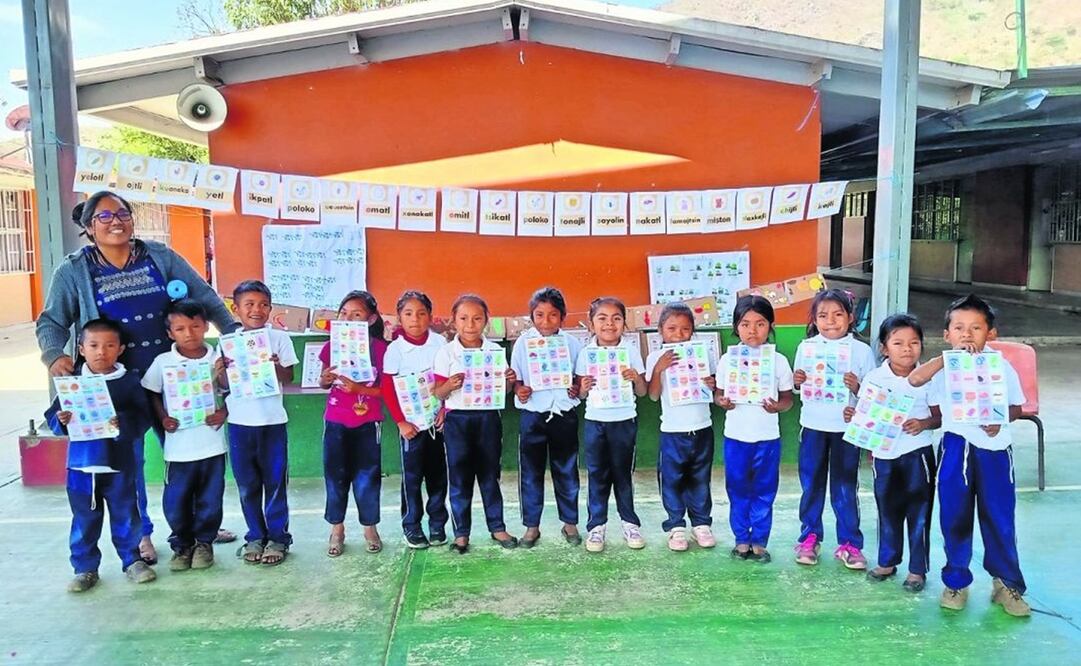 La maestra enseña en una escuela rural de la montaña de Guerrero, Foto: Especial