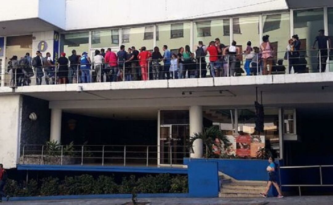 Numerosos cubanos se aglomeran en las afueras de un hotel en La Habana en busca de boletos para viajar en avión a Nicaragua. Foto: FOTOCUBANICARAGUAVISA2