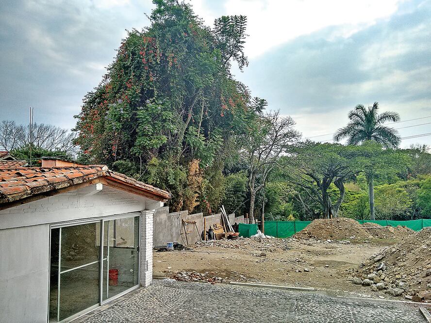 El inmueble ubicado en la Quinta Margarita fue puesto a nombre de la esposa del priísta. En repetidas ocasiones el militante del tricolor ha negado que está residencia le pertenezca y catalogado de falsedades los dichos que le adjudican la residencia