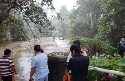 Mueren dos personas y rescatan con vida a niña tras ser arrastrados por corriente en Guerrero 