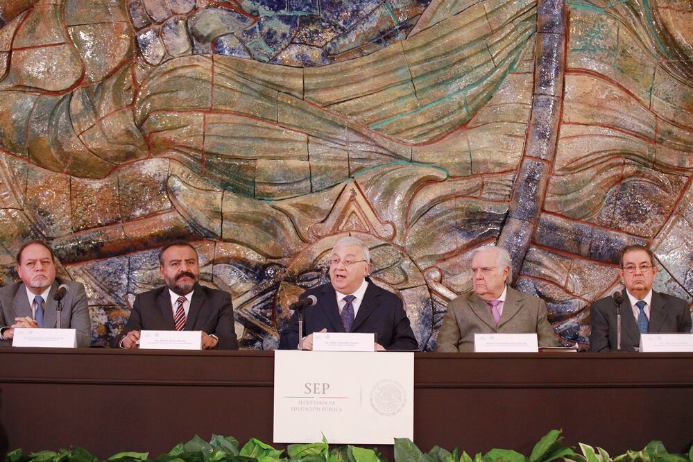 Raymundo Yáñez, Ramiro Álvarez Retana, el secretario de Educación, Emilio Chuayffet, César Becker y Luis Vega, durante la conferencia de prensa