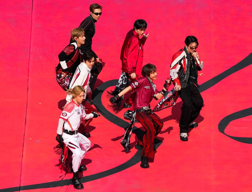 BTS, el grupo de K-Pop, interpretó "Dynamite" en la final del Mundial 2026.
Foto: AP /Yuki Iwamura