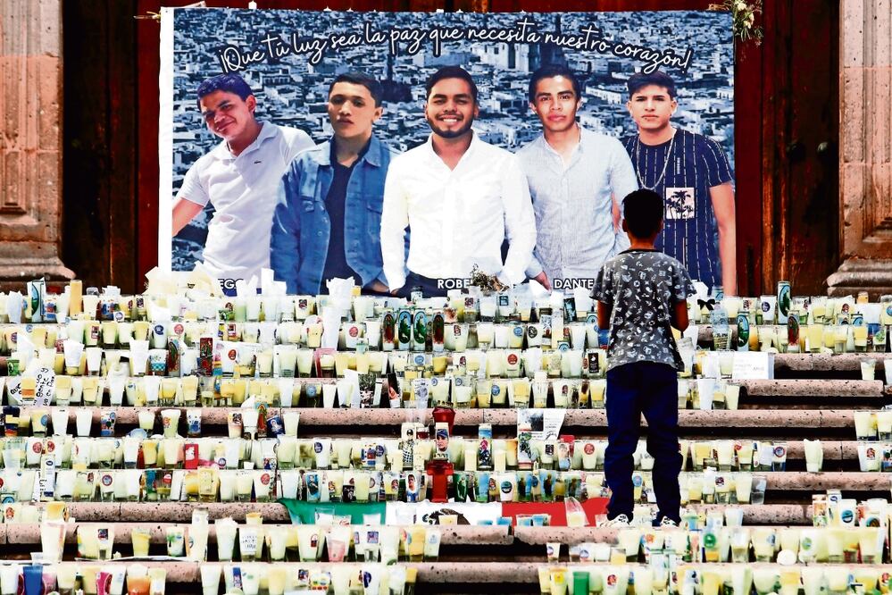 La foto de cinco jóvenes desaparecidos y aparentemente asesinados, en un altar conmemorativo afuera del Templo de la Merced en Lagos de Moreno, Jalisco. Foto: Ulises Ruiz | AFP