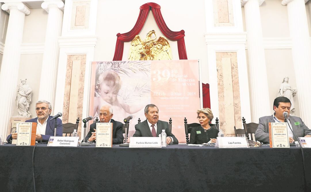 Porfirio Muñoz Ledo (centro) participó en la presentación del libro Porfirio Muñoz Ledo, Historia Oral 1933-1988, en la FIL del Palacio de Minería. (JUAN CARLOS REYES. EL UNIVERSAL)