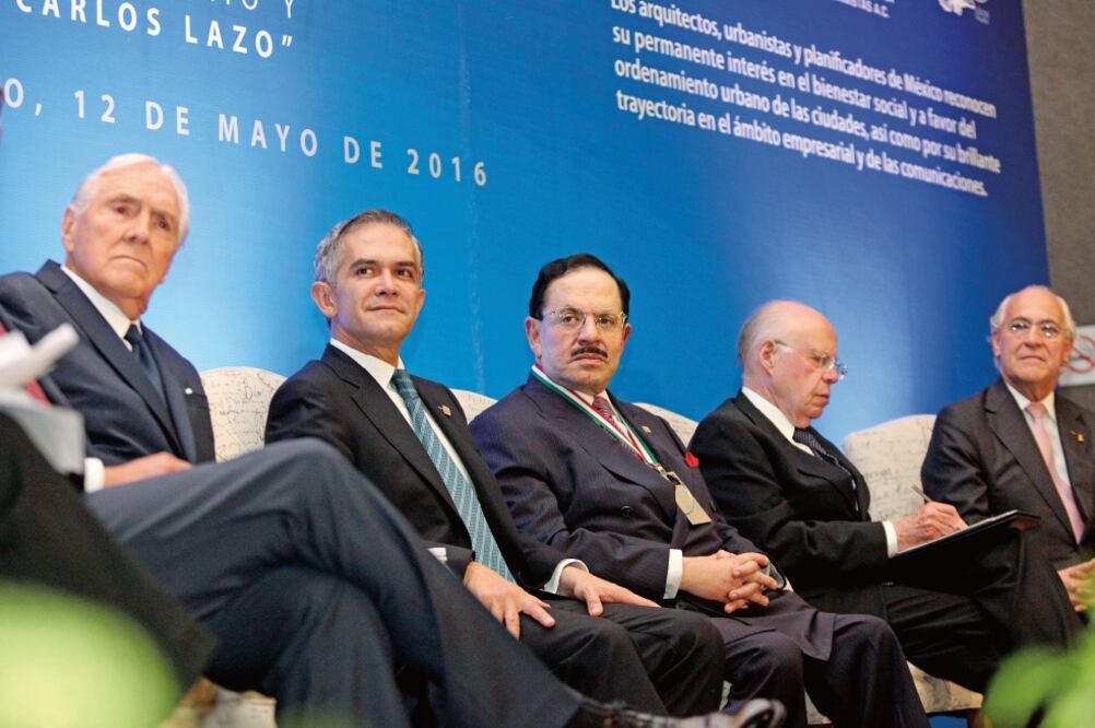 Joaquín Álvarez Ordóñez, presidente de la Asociación Mexicana de Urbanistas; Miguel Ángel Mancera, jefe de Gobierno de la Ciudad de México; el Licenciado Juan Francisco Ealy Ortiz, Presidente Ejecutivo y del Consejo de Administración de EL UNIVERSAL