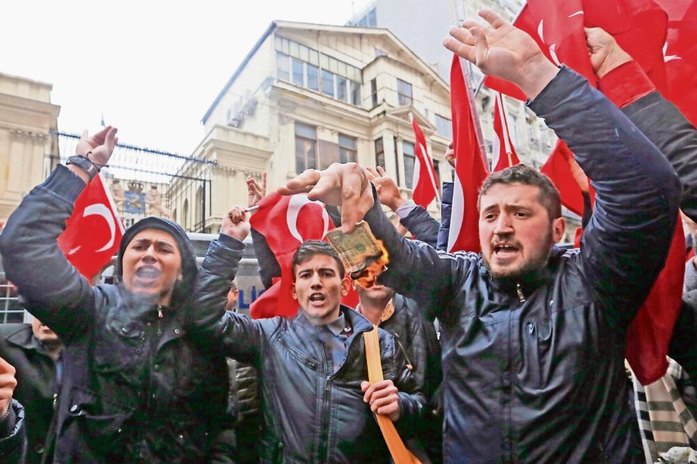 Simpatizantes del presidente Recep Tayyip Erdogan se manifestaron ayer afuera del Consulado de Holanda en Estambul, en protesta porque las autoridades holandesas prohibieron la entrada al país de dos funcionarios turcos (EFE)
