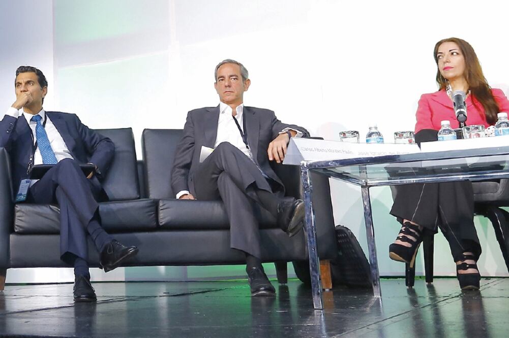 Carlos Morales, director general de Telefónica México; Ignacio del Barrio, director de Ventas de Altán Redes, y María Elena Estavillo, comisionada del IFT (BERENICE FREGOSO. EL UNIVERSA)