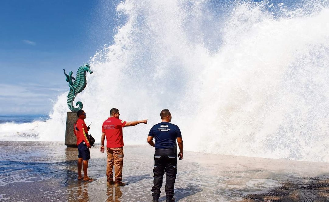 En Puerto Vallarta, Jalisco, se mantiene bandera roja en las playas debido a olas de hasta 4 metros. Además, se han registrado inundaciones en vía pública y comercios. Foto: Especial