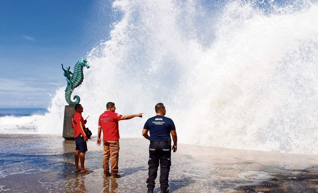 En Puerto Vallarta, Jalisco, se mantiene bandera roja en las playas debido a olas de hasta 4 metros. Además, se han registrado inundaciones en vía pública y comercios. Foto: Especial