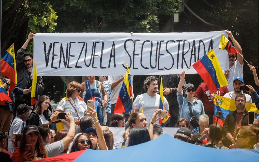 Venezolanos en México se congregaron en el monumento a Simón Bolívar como parte de una movilización convocada a nivel mundial. Foto: Yaretzy M. Osnaya | EL UNIVERSAL