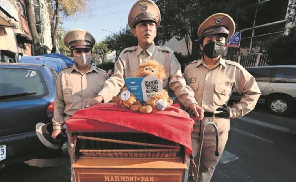 Organilleros se actualizan y ahora cobran con QR