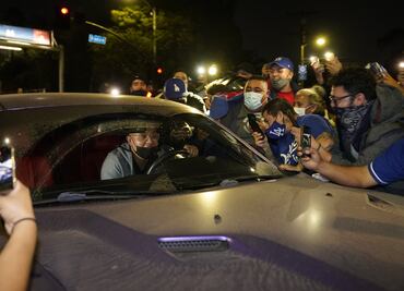 Así recibieron los aficionados de los Dodgers a Julio Urías en Los Angeles