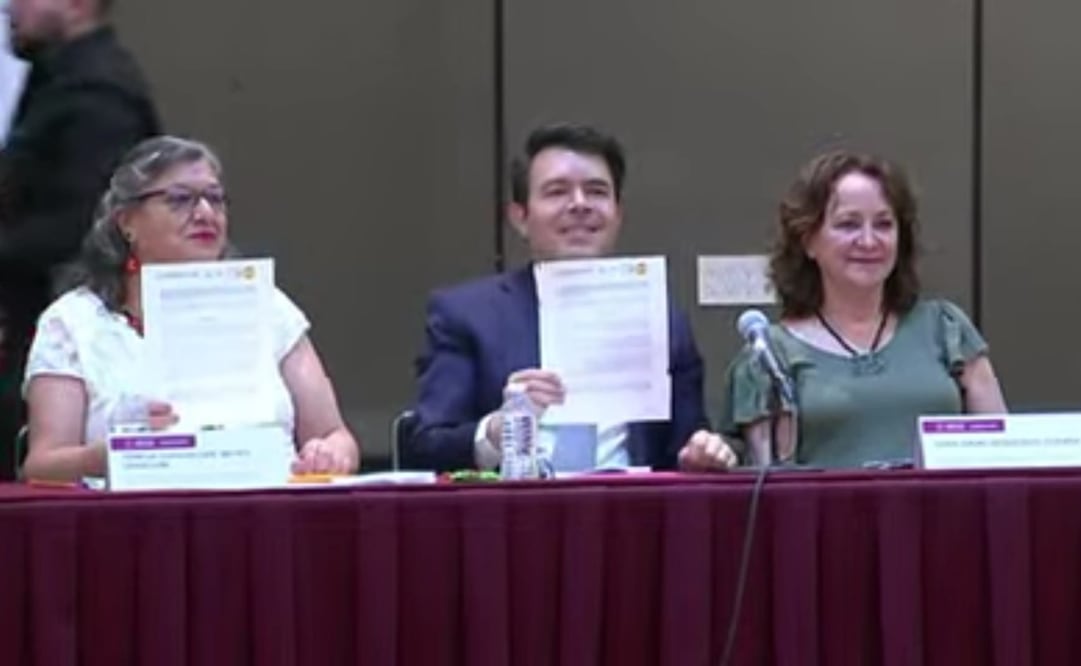 Autoridades muestran los scanners de identificación de huellas para localizar personas desaparecidas. Foto: Especial