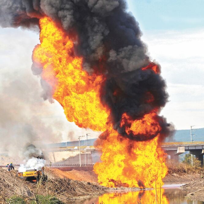 A las 9:45 horas de ayer ocurrió una explosión, cuando una máquina retroexcavadora hizo contacto con uno de los ductos de Pemex, según autoridades. REUTERS