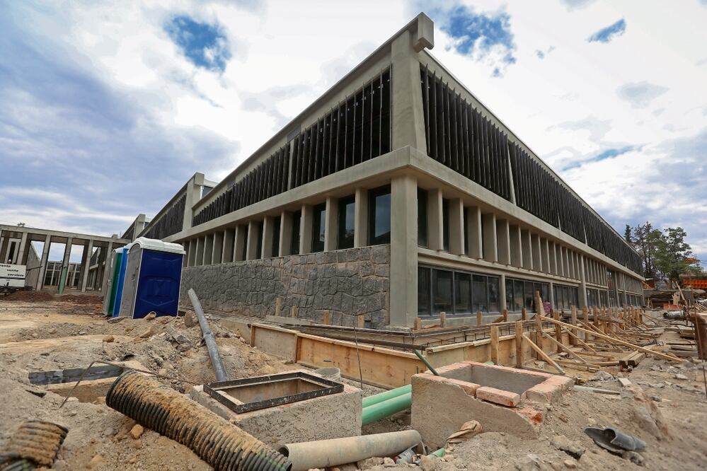 Obras a contrarreloj para entregar el proyecto Chapultepec Naturaleza y Cultura, que el anteproyecto anuncia como una paraestatal, un error que remarca el especialista, pues Chapultepec Naturaleza y Cultura S.A. de C.V., aún no existe. Foto: de Luis Camacho. El Universal