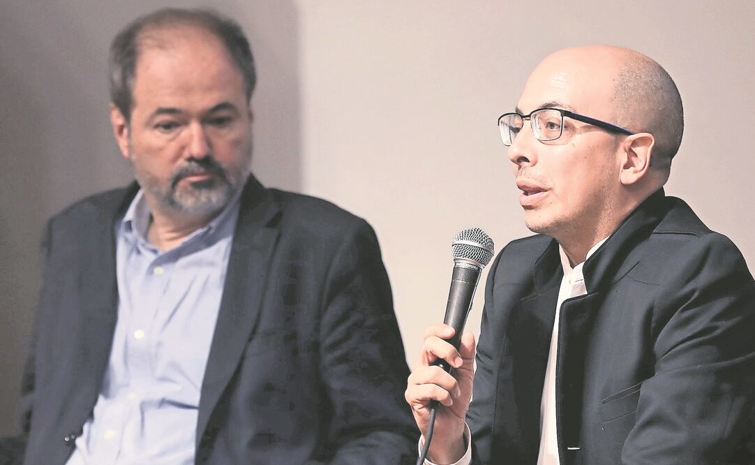 Juan Villoro y Jorge Volpi, en el homenaje en Bellas Artes. (JUAN CARLOS REYES. EL UNIVERSAL)