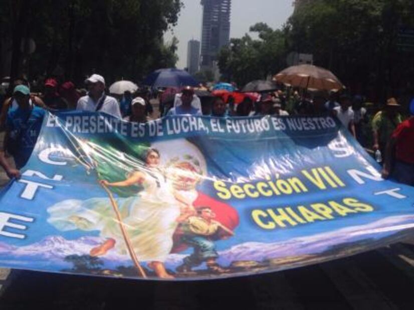 Marchan maestros rumbo a Los Pinos