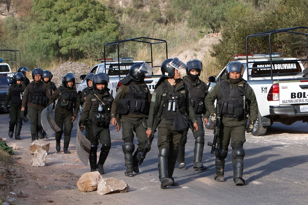 Policías antimotines resguardan la carretera Cochabamba–La Paz durante protestas contra el presidente Rodrigo Paz (21/05/2026). Foto: AFP.