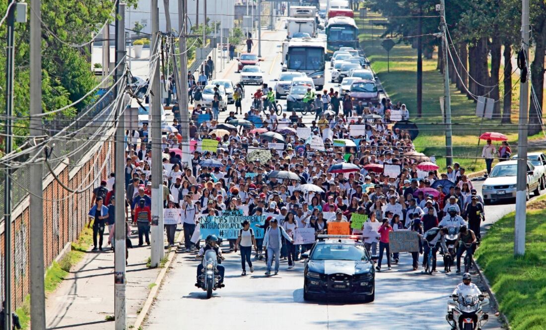 Familiares y amigos del estudiante de 15 años, Jair “N”, marcharon de Metepec a la fiscalía de justicia para pedir a las autoridades que castiguen a los responsables de haberlo embestido. Foto: JORGE ALVARADO. EL UNIVERSAL