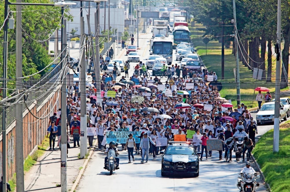 Familiares y amigos del estudiante de 15 años, Jair “N”, marcharon de Metepec a la fiscalía de justicia para pedir a las autoridades que castiguen a los responsables de haberlo embestido. Foto: JORGE ALVARADO. EL UNIVERSAL